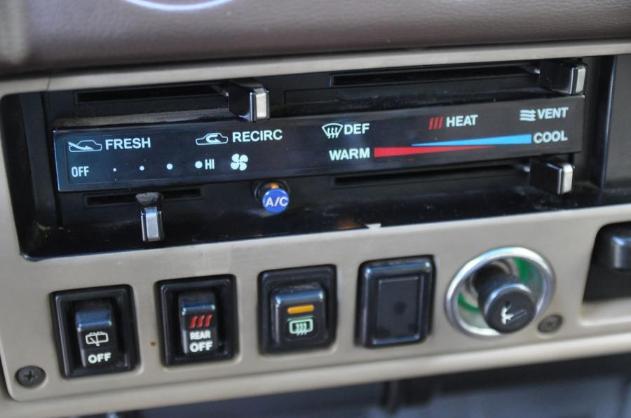 Детали интерьера Toyota Land Cruiser 60 (FJ60) 1984 года  (NA) (фото 144 из 251)